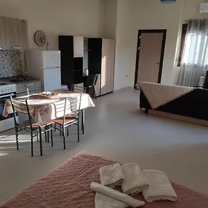 Apartament John's, Nea Michaniona